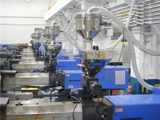 Why  does injection molding workshop choose central feeding system?